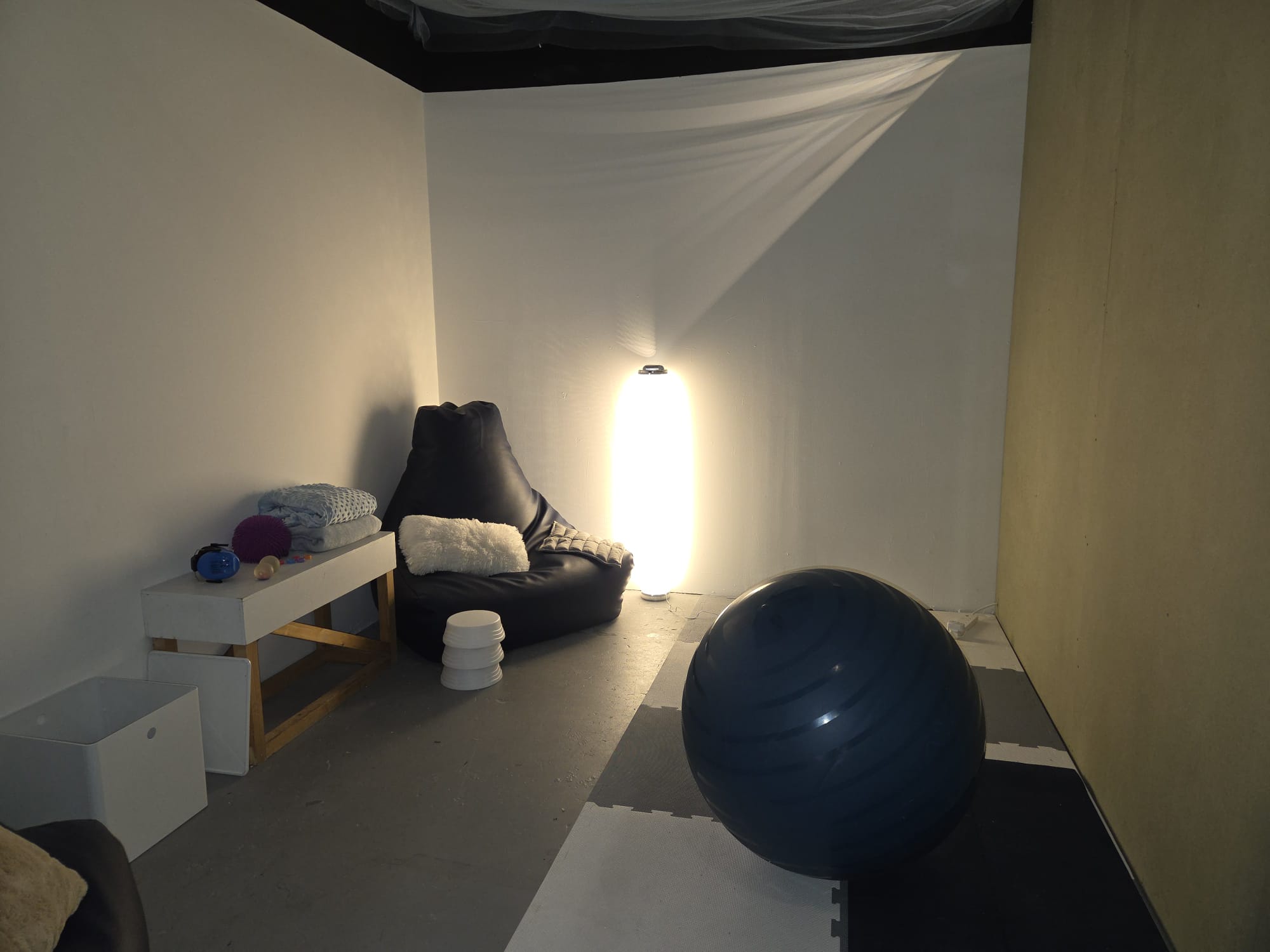 sensory-space-white-photo-by-karen-lee-walpole.jpg